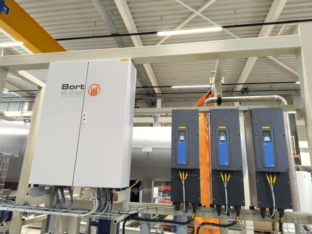 Complete besturingskast op maat voor productiemachine